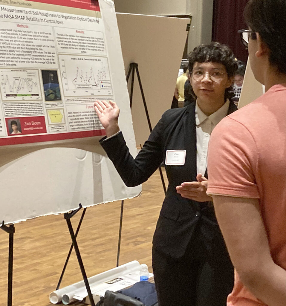 Zion Bloom presents at summer undergrad symposium